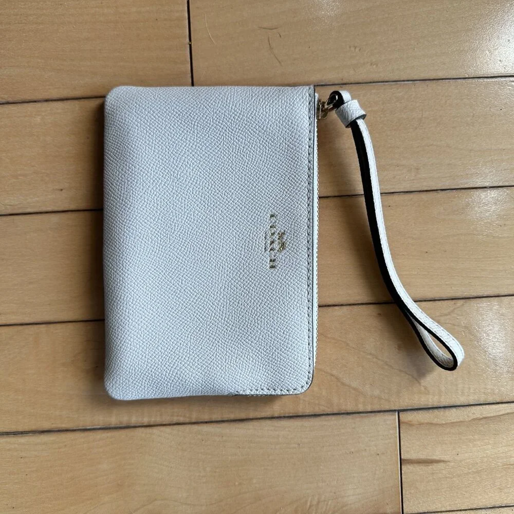 NWOT COACH Zip Pouch Wristlet Cream Pebbled Leather with Strap